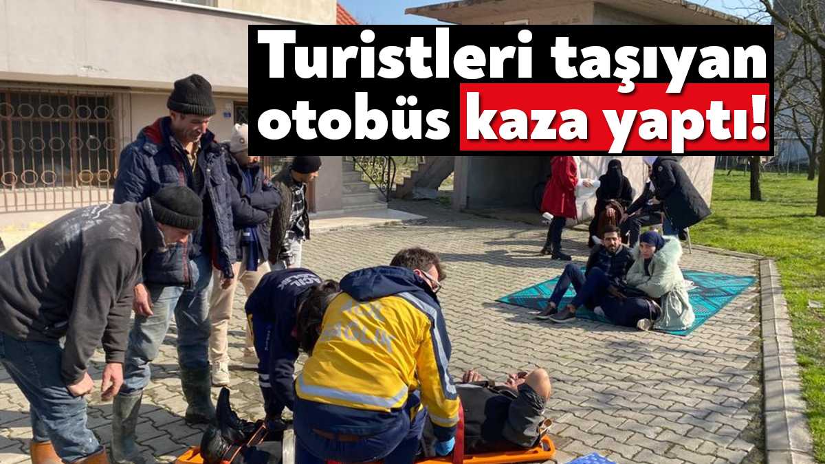 Kocaeli'nin Kartepe ilçesinde turistleri taşıyan otobüs hafif ticari araç ile