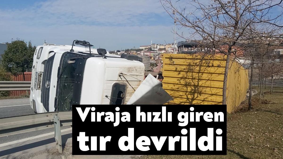Kocaeli’nin Dilovası ilçesinde viraja hızlı girerek devrilen tırın sürücüsü yaralandı.