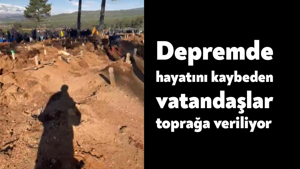 Kahramanmaraş merkezli depremlerde hayatını kaybeden vatandaşlar toprağa veriliyor.