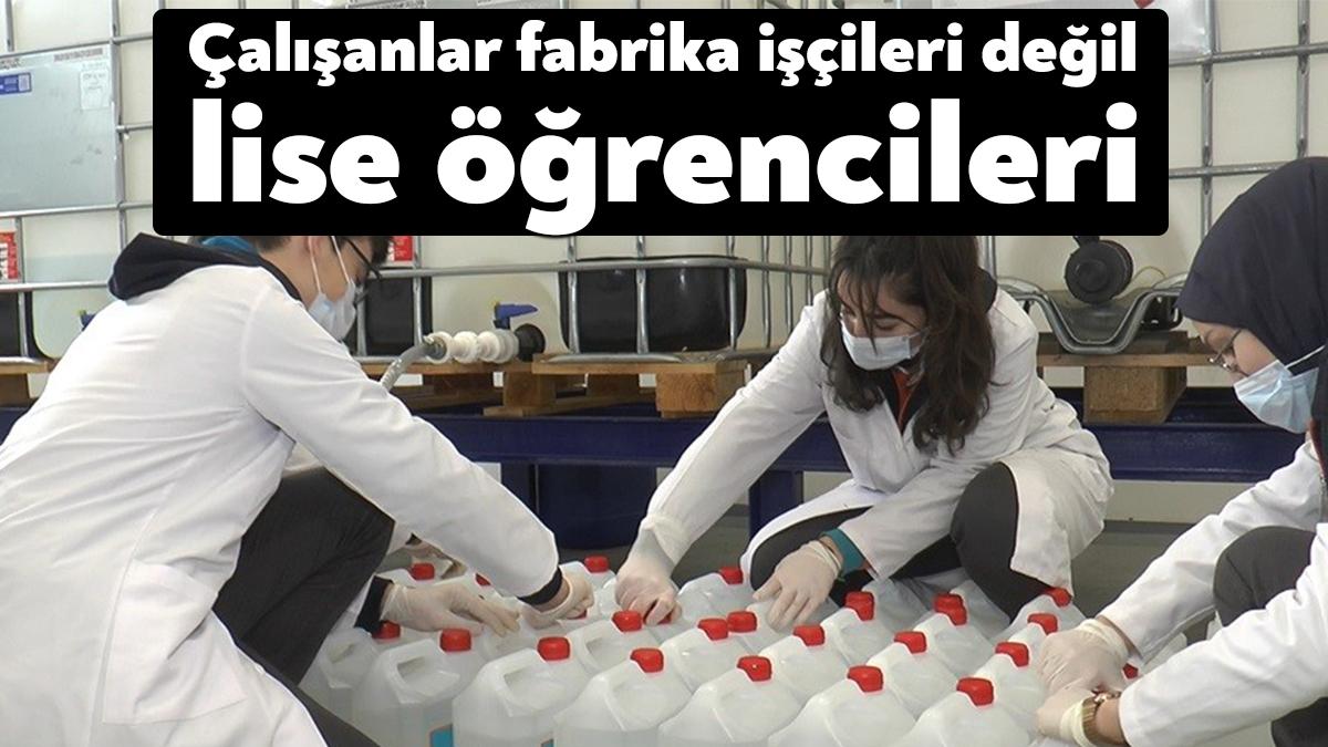 Kocaeli'nin Dilovası ilçesinde bulunan bir lisede gönüllü olarak çalışan öğretmen