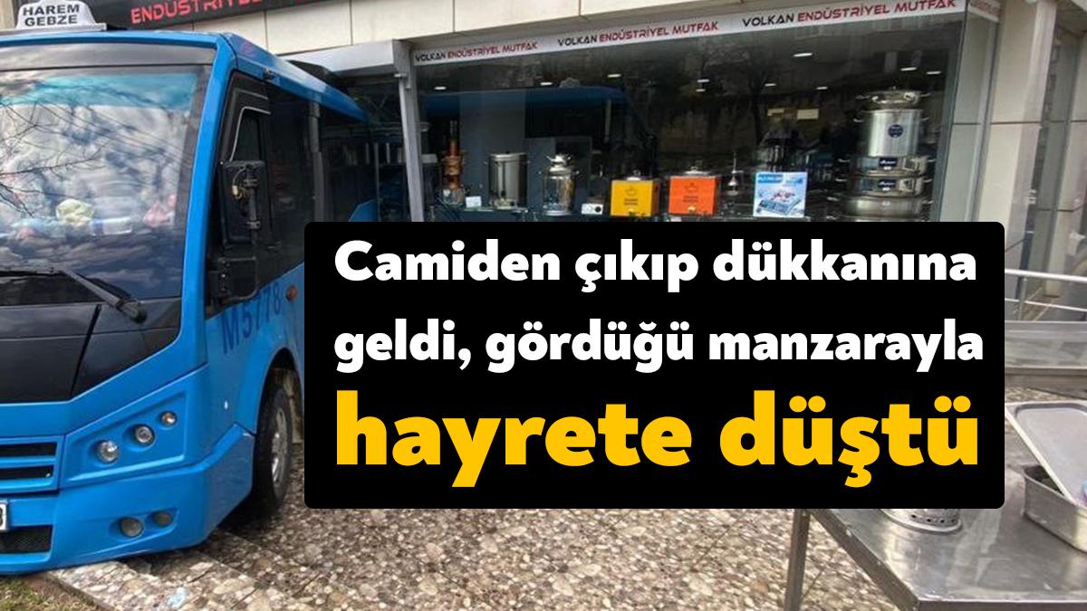Kocaeli'nin Gebze ilçesinde sürücüsünün park ettiği minibüs hareket edip, akan