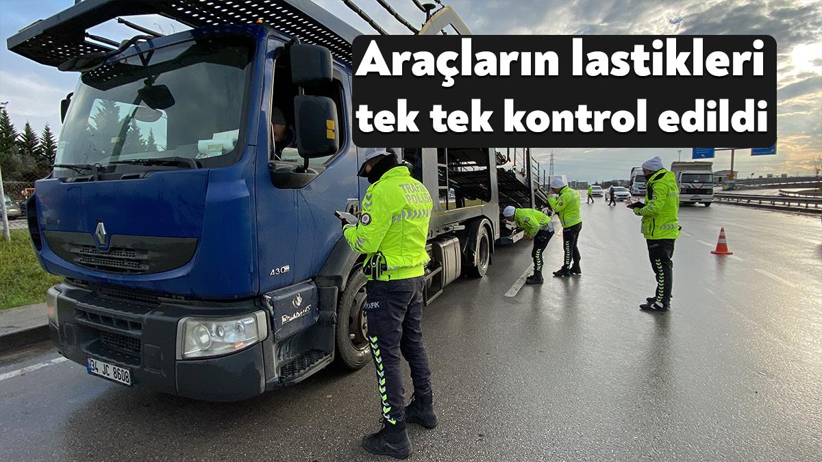 Kocaeli'de yüksek kesimlere kar yağmasının ardından trafik polisleri kış lastiği
