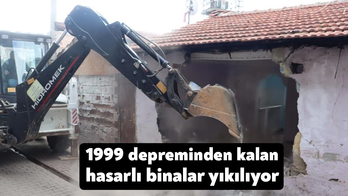 İzmit'te 1999 Marmara Depremi'nden kalan ağır hasarlı 3 bina yıkılıyor.