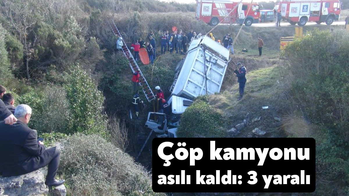Kocaeli'nin Kandıra ilçesinde sürücüsünün direksiyon hakimiyetini kaybettiği çöp kamyonu uçurumda
