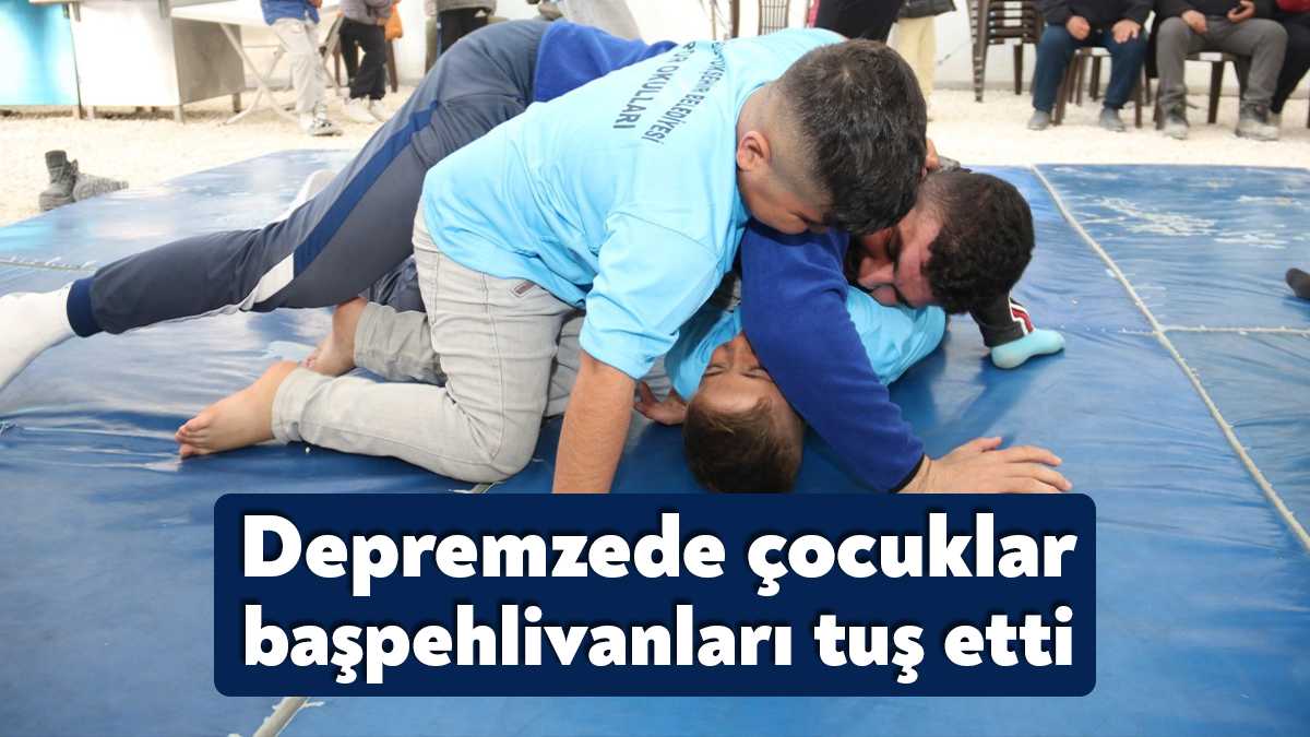 Büyükşehir’in Defne’deki çadır kentinde depremzede çocuklarla mindere çıkarak güreş tutan