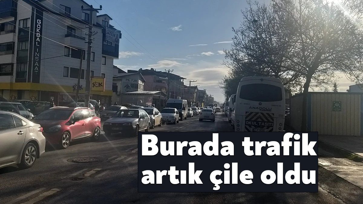 Kartepe Dumlupınar Mahallesi Sakıp Sabancı Caddesi'nde trafik yoğunluğu çileye dönüştü.