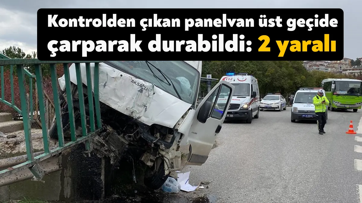 Kocaeli’de sürücüsünün kontrolünden çıkan panelvan üst geçide çarparak durabildi. Kazada