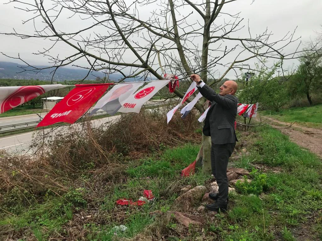 Aydin Unlu MHP bayraklarini asiyor8