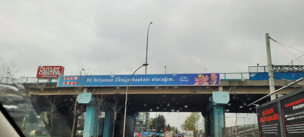 Izmit Belediyesi de billboardlarini Kilicdarogluna ayirdi