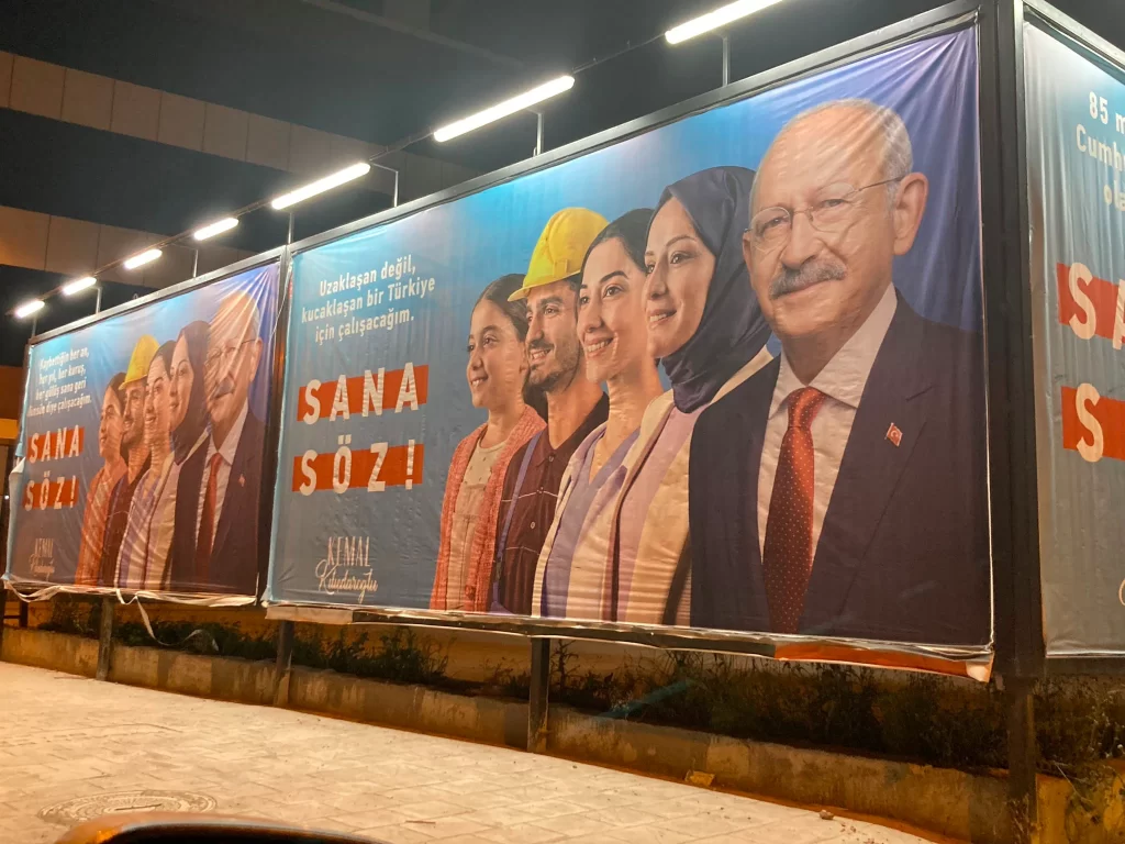 Izmit Belediyesi de billboardlarini Kilicdarogluna ayirdi1