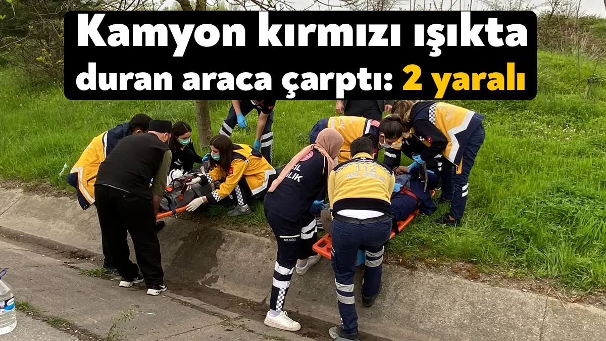 Kocaeli'nin Kartepe ilçesinde trafik ışıklarında duran hafif ticari araca kamyon