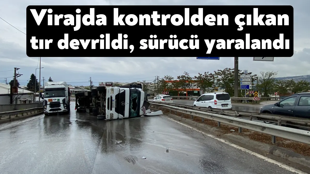 Kocaeli'de yol ayrımında virajı alamayan tır devrilerek yan yattı.