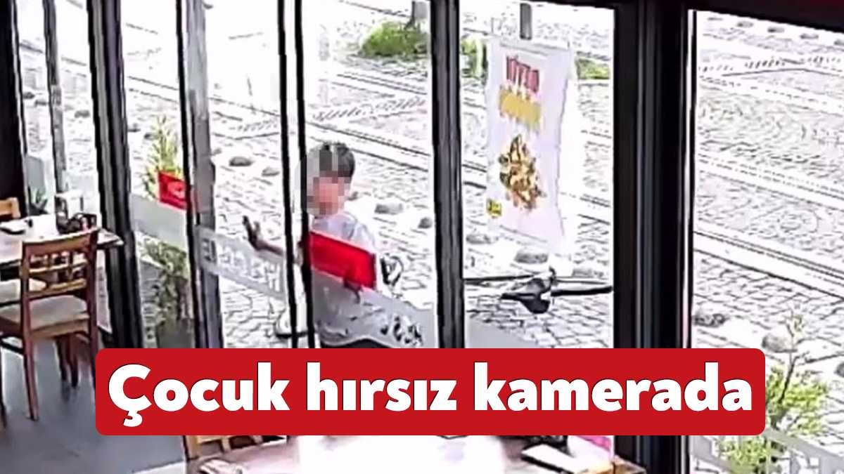 Kocaeli'nin İzmit ilçesinde ismi ve yaşı öğrenilemeyen çocuk, bisikletiyle geldiği