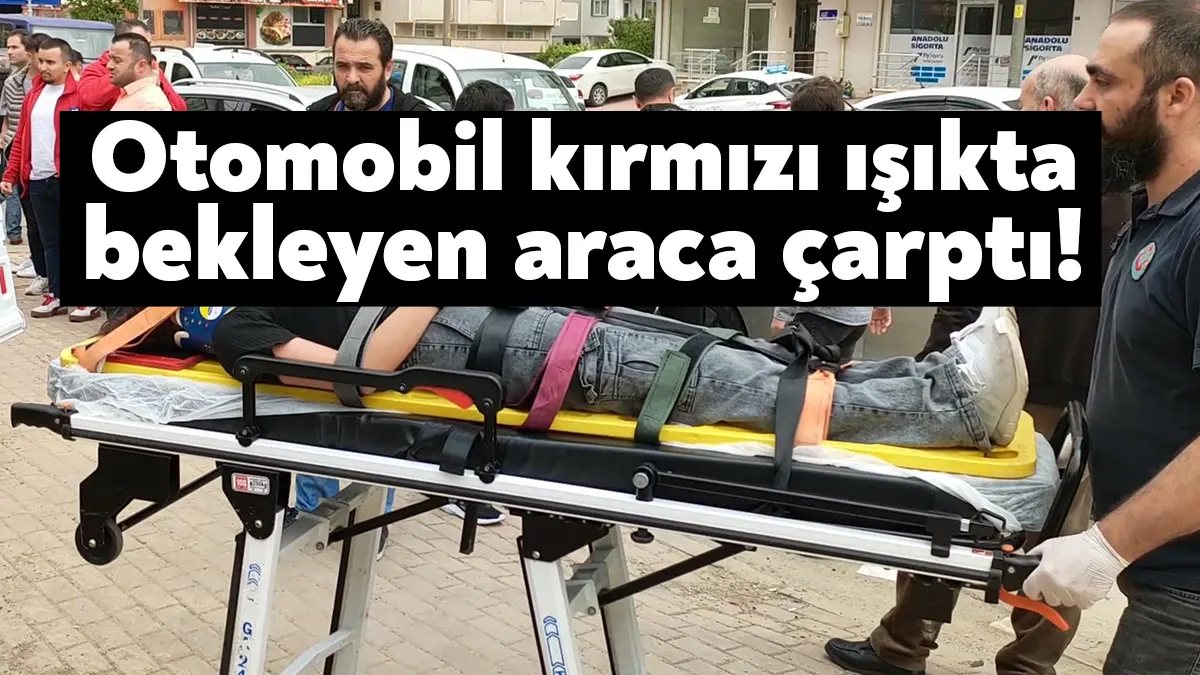 Kocaeli'nin Gebze ilçesinde otomobilin kırmızı ışıkta bekleyen araca arkadan