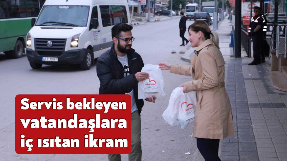 İzmit Belediyesi, sabahın erken saatlerinde işe gitmek için duraklarda servis