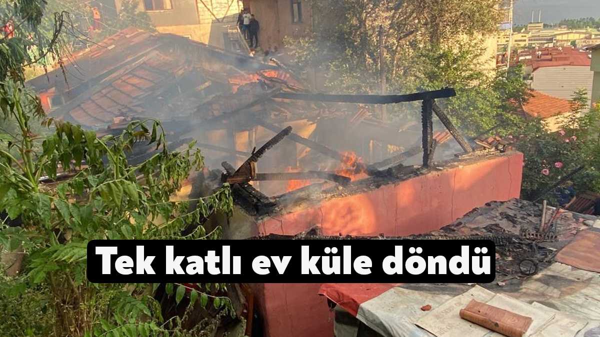 Kocaeli'nin İzmit ilçesinde çıkan yangında tek katlı bir ev küle