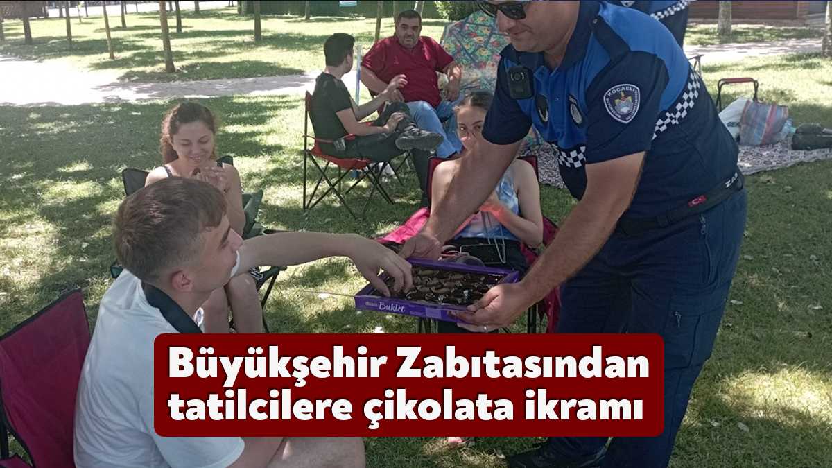 Büyükşehir Zabıtası, Kurban Bayramı'nda gülen yüzünü göstererek vatandaşlara çikolata ikramında