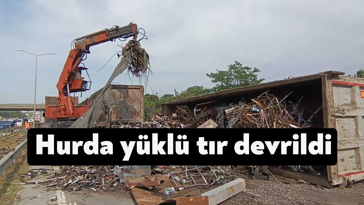 Kocaeli'nin Gebze ilçesinde hurda yüklü tır virajı alamayarak yan yattı.