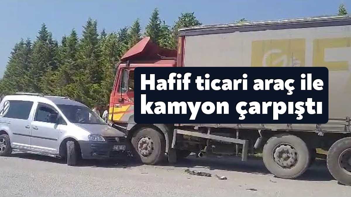 Kocaeli'nin Gebze ilçesinde hafif ticari araç ile nakliye kamyonunun çarpışması
