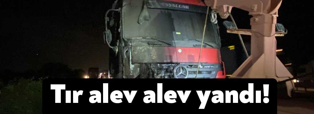 TEM Otoyolu Kocaeli geçişinde alev alev yanan tırın söndürülme çalışması