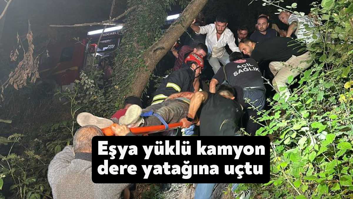 Kocaeli’nin Kartepe ilçesinde virajı alamayan eşya yüklü kamyon dere yatağına