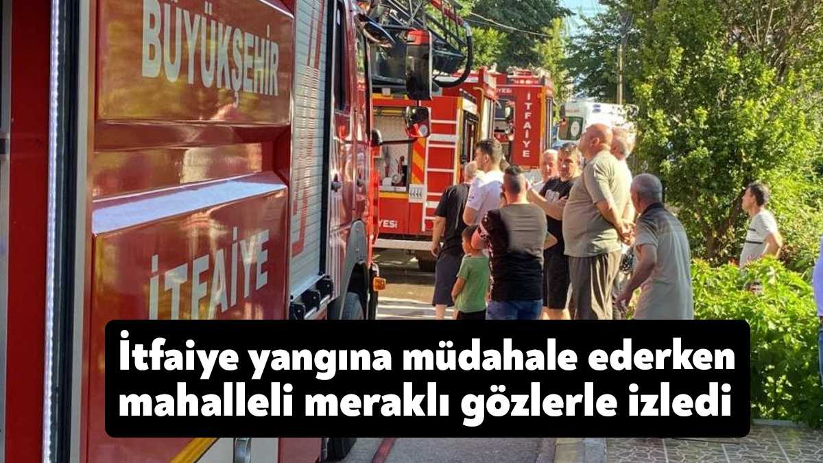Kocaeli'nin Kartepe ilçesinde iki katlı binanın çatısında çıkan yangın itfaiye