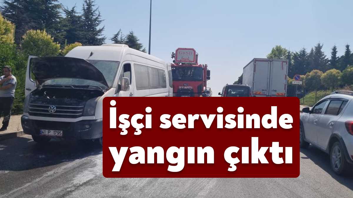 Kocaeli'nin Gebze ilçesinde servis minibüsünün motor kısmında çıkan yangın büyümeden
