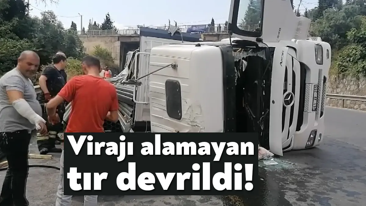 Kocaeli'nin Gebze ilçesinde virajı alamayan demir boru yüklü tır devrildi.