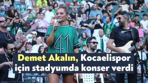 Demet Akalın, Kocaelispor için stadyumda konser verdi
