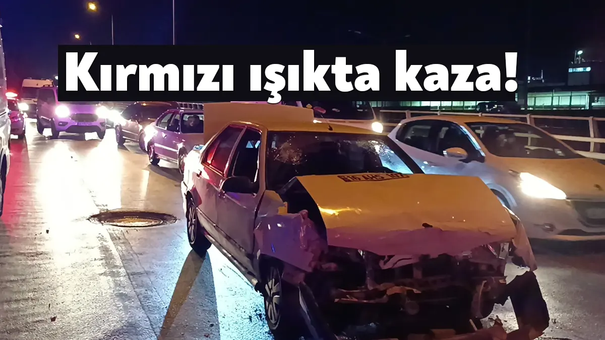 Kocaeli'nin Gebze ilçesinde otomobil, kırmızı ışıkta duran panelvana arkadan çarptı.