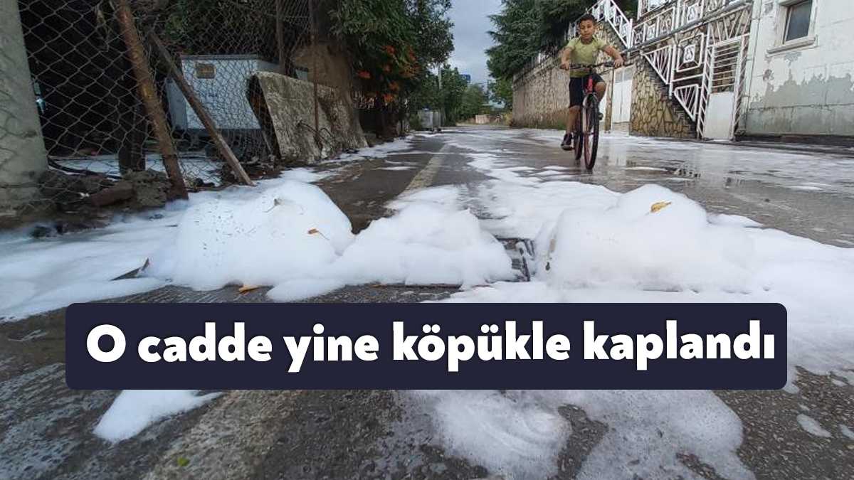 Kocaeli’de dün etkili olan sağanak sonrası köpükle kaplanan caddede manzara