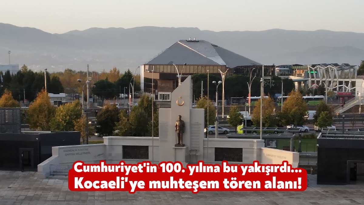 İzmit Kent Meydanında hazırlanan yeni tören alanına dev Atatürk Heykeli