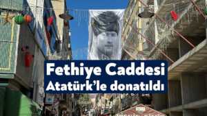 İzmit Belediyesi Fethiye Caddesi’ni Atatürk fotoğraflarıyla donattı 