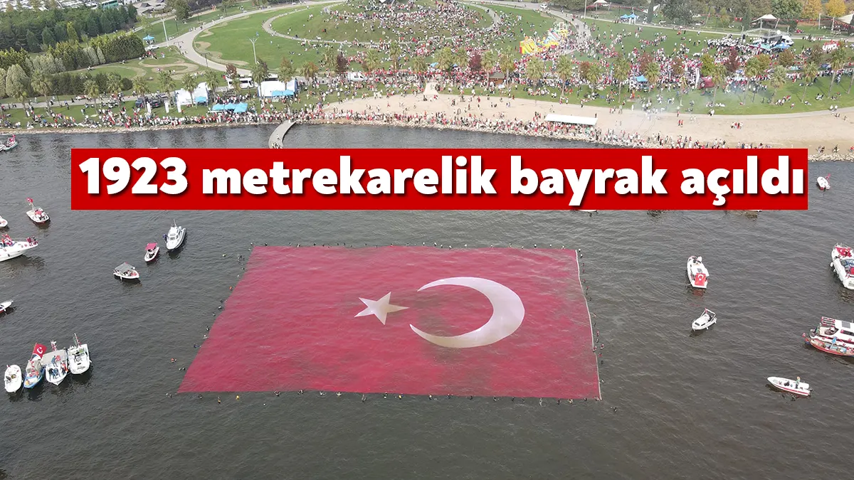 Cumhuriyet Bayramı’nın 100. yıl dönümünde 100 dalgıç tarafından İzmit Körfezi'nde