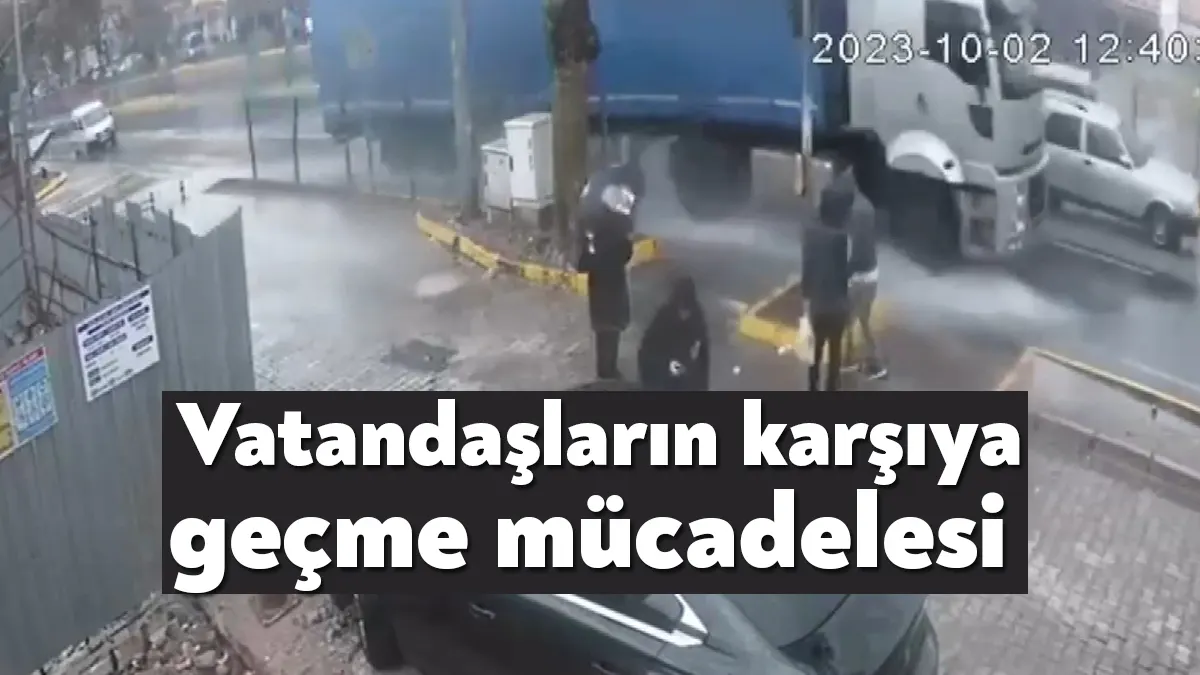 Kocaeli'nin Gölcük ilçesinde yağmura rağmen yolun karşısına geçmeye çalışan vatandaşların
