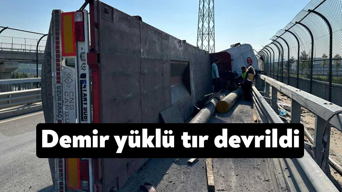 Kocaeli'nin Çayırova ilçesinde demir yüklü tır, virajı alamayarak devrildi. Demirler