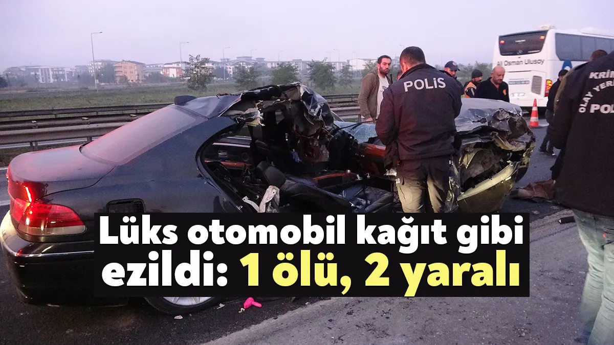 TEM Otoyolu'nun Kocaeli geçişinde kamyona arkadan çarpan lüks otomobil kağıt