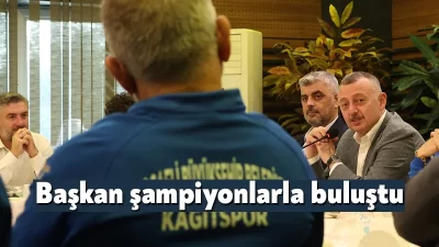 Kağıtsporlu şampiyonlarla buluşan Başkan Büyükakın, Kocaeli’ye büyük bir gurur yaşattıklarını
