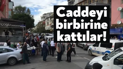 Kocaeli'nin Körfez ilçesinde çıkan kavgada 3 kişi bıçaklanarak ve