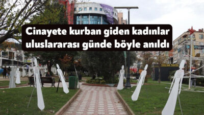 Kocaeli'nin İzmit ilçesinde cinayetine kurban giden kadınların maketleri caddelerde koyularak