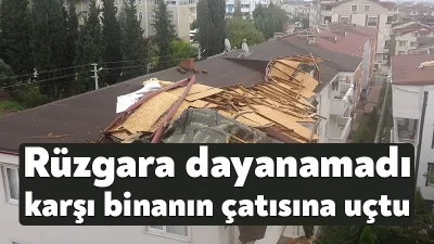 Kocaeli'nin Körfez ilçesinde şiddetli rüzgar sebebiyle 4 katlı binanın çatısı