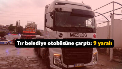 Kocaeli'nin Derince ilçesinde seyir halindeki tır aynı yönde giden belediye