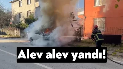 Kartepe’de park halindeki bir otomobil yandı. Çevredekilere korku dolu anlar