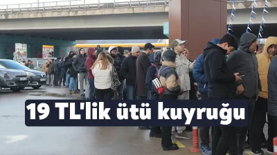Kocaeli'de bir elektronik mağazasının açılışında yoğunluk oluşturan vatandaşlar, kapının açılmasıyla