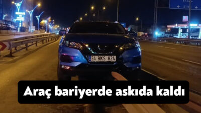 Kocaeli'nin Gebze ilçesinde SUV tipi araç bariyerin üzerinde askıda kaldı.