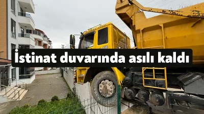 Kocaeli’nin İzmit ilçesinde kontrolden çıkan hafriyat kamyonu bir binanın istinat