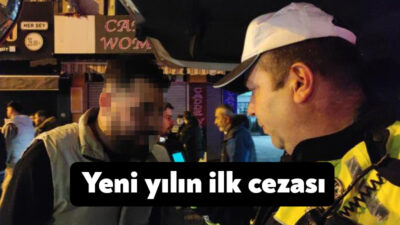 Kocaeli'nin İzmit ilçesinde 2024'e trafik denetimi yaparak giren trafik polisleri,
