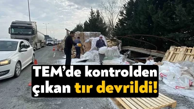 Tem Otoyolu’nun Kocaeli geçişinde kontrolden çıkan plastik ham madde ve