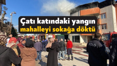 Kocaeli'nin İzmit ilçesinde 3 katlı binanın çatı katında çıkan yangın