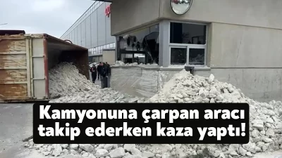 Kocaeli'nin Gebze ilçesinde devrilen taş yüklü hafriyat kamyonu bir fabrikanın